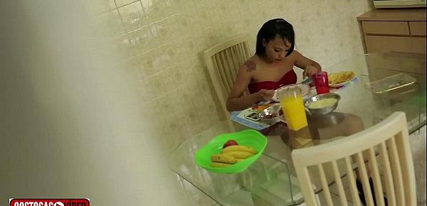  Padrasto filma enteada almoçando sem calcinha